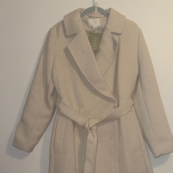 H&M Coat, belted at the waist. Wrapped. Perfectly for a chic look. Size Large - Picture 1 of 9
